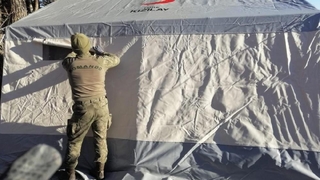 Sakarya'dan giden komandolar şehit ailesine çadır kurdu