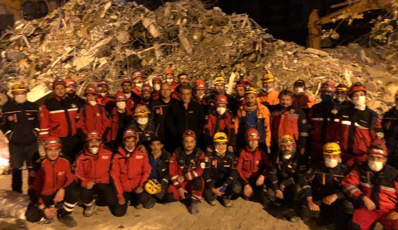 Sakarya'dan gittiler, 4 kişiyi enkazdan sağ çıkardılar