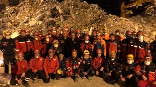 Sakarya'dan gittiler, 4 kişiyi enkazdan sağ çıkardılar