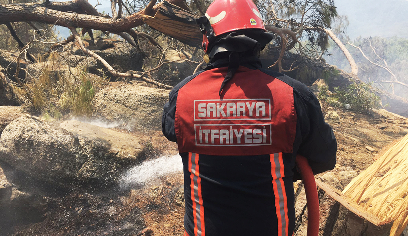 Sakarya ekibi, yangın bölgelerinde aralıksız çalışıyor