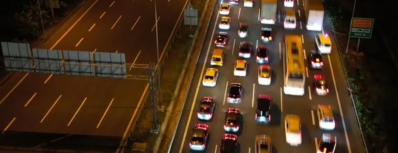 Sakarya geçişinde kilometrelerce araç kuyruğu böyle görüntülendi