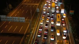 Sakarya geçişinde kilometrelerce araç kuyruğu böyle görüntülendi