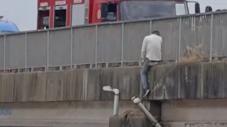 Sakarya Köprüsü'ne çıktı; Ekipler alamrma geçti