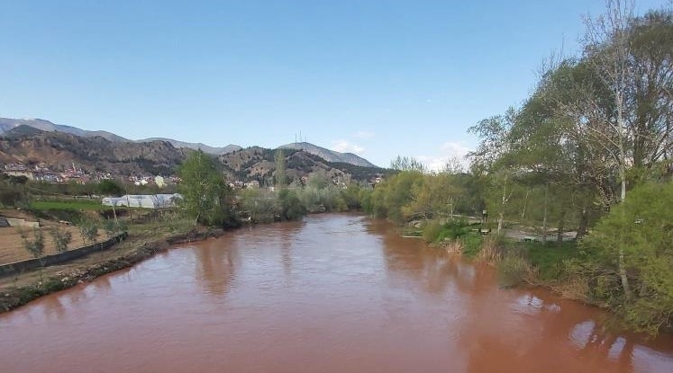 Sakarya nehri kızıla boyandı
