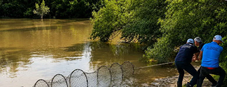 Sakarya Nehri'nde kaçak avcılara operasyon