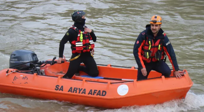 Sakarya Nehri'ne düşen çocuğu arama çalışmaları ikinci günde