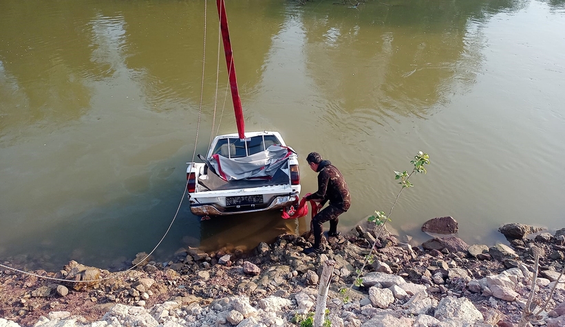 Sakarya Nehri'ne düşen kamyonet 3 gün sonra çıkartıldı