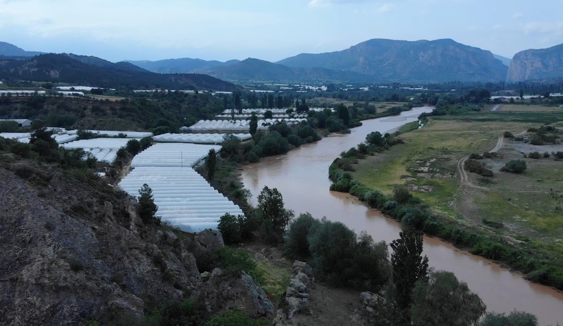 Sakarya nehrinin debisi arttı, suyu kahverengiye döndü