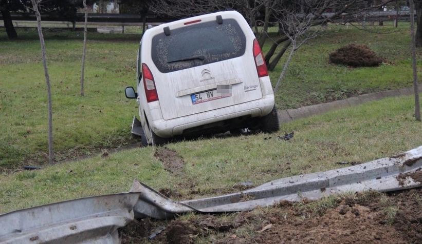 Sakarya plakalı araç D-100'de kaza yaptı