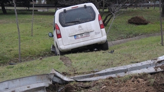 Sakarya plakalı araç D-100'de kaza yaptı