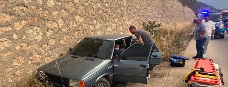 Sakarya Sınırına Yakın Mevkiide Otomobil Şarampole Devrildi