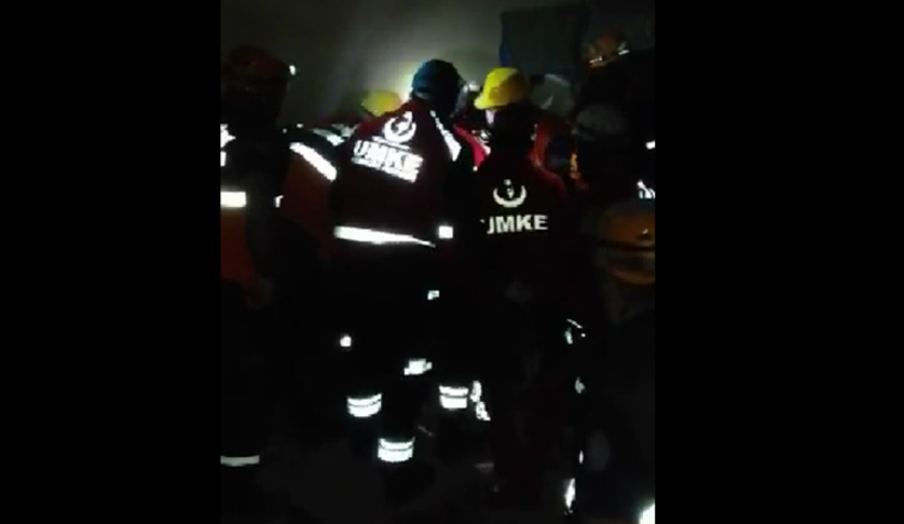 Sakarya UMKE ekibi enkazdan bir kadını kurtardı