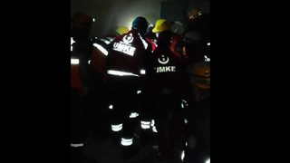 Sakarya UMKE ekibi enkazdan bir kadını kurtardı