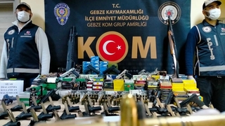 Sakarya'ya uzanan operasyonda suikast silahları ele geçirildi