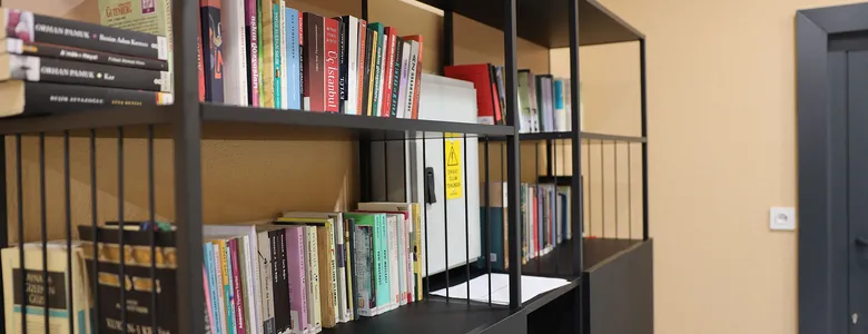 Sakarya’da öğrenciler çamaşırları yıkanırken kitap okuyor