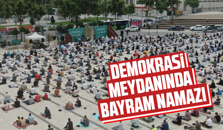 Sakaryalılar, bayram namazını Demokrasi Meydanında kıldı