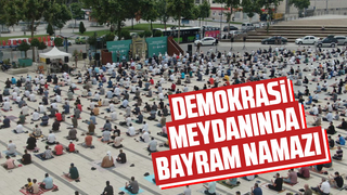 Sakaryalılar, bayram namazını Demokrasi Meydanında kıldı