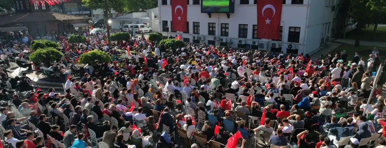 Sakaryalılar kırmızı beyazları giyip dev ekranda maçı izledi
