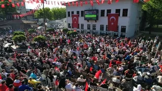 Sakaryalılar kırmızı beyazları giyip dev ekranda maçı izledi