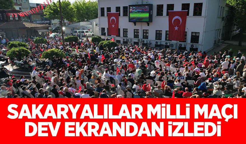Sakaryalılar kırmızı beyazları giyip dev ekranda maçı izledi