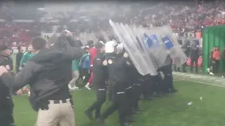 Sakaryaspor'a çirkin saldırı; Çevik kuvvet devreye girdi