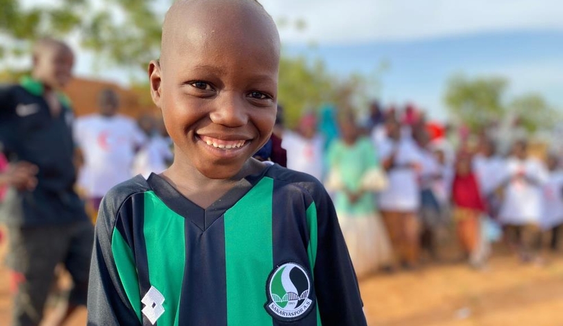 Sakaryaspor forması, Nijerli miniklerin yüzünü güldürdü