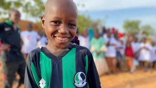 Sakaryaspor forması, Nijerli miniklerin yüzünü güldürdü