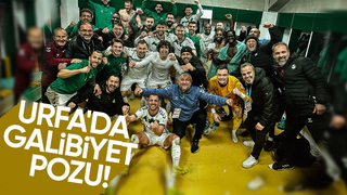Sakaryaspor'lu futbolculardan galibiyet pozu