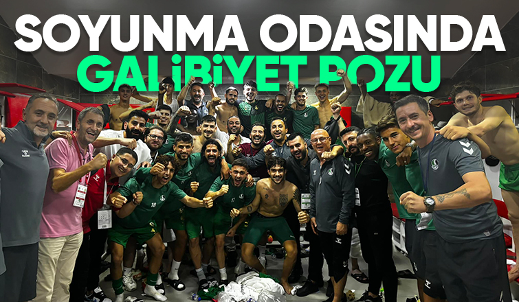 Sakaryasporlu futbolculardan galibiyet pozu