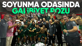 Sakaryasporlu futbolculardan galibiyet pozu