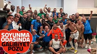 Sakaryasporlu futbolculardan galibiyet pozu