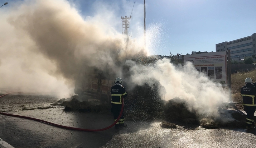 Saman yüklü kamyon alev aldı