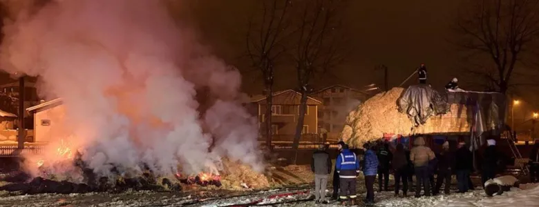 Saman yüklü kamyon yandı