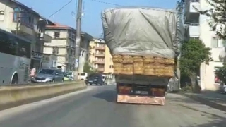Saman yüklü kamyonetin tehlikeli yolculuğu