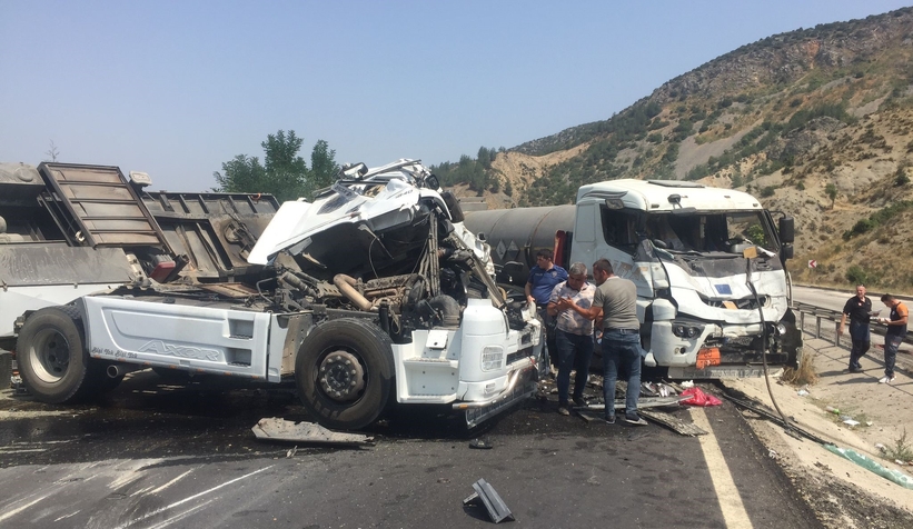 Saman yüklü tır ile tanker kafa kafaya çarpıştı