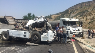 Saman yüklü tır ile tanker kafa kafaya çarpıştı