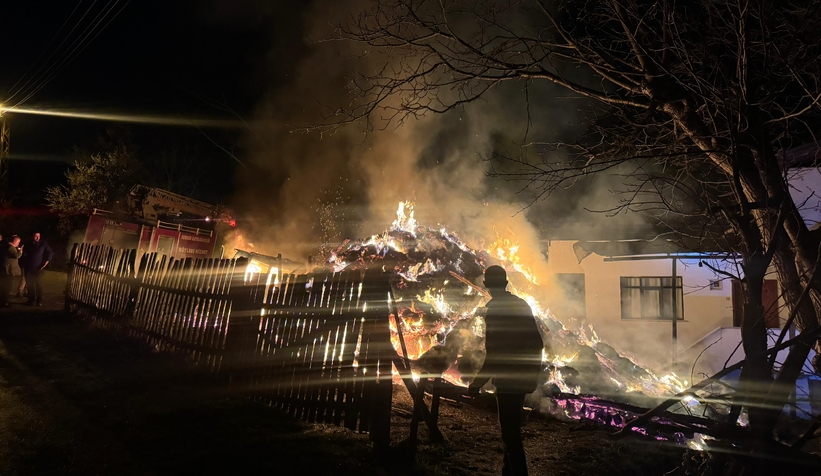 Samanlık ve traktör alev alev yandı