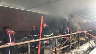 Samanlık yangını eve sıçramadan söndürüldü