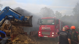 Samanlık yangını güçlükle söndürüldü