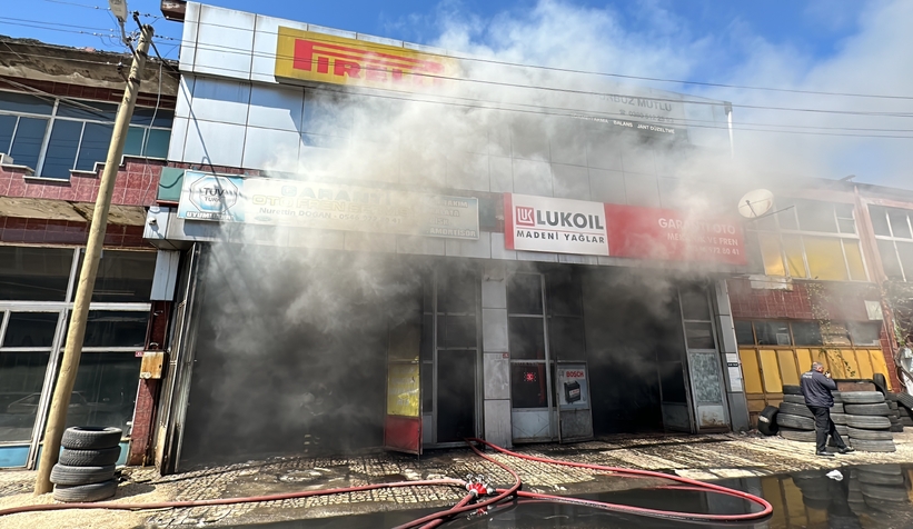 Sanayide yangın: 2 dükkan ve otomobil yandı