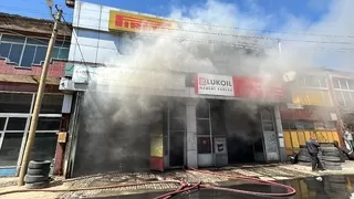 Sanayide yangın: 2 dükkan ve otomobil yandı