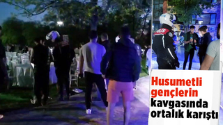 Sandalyeler ile birbirlerine saldırdılar