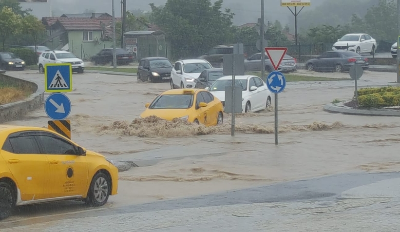 Sanki gök delindi; Caddeler nehre döndü