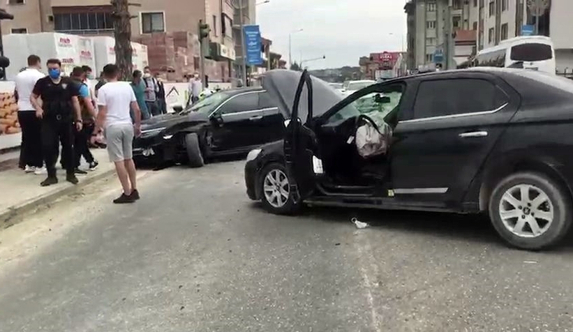 Sapanca'da iki otomobil çarpıştı: 2 yaralı