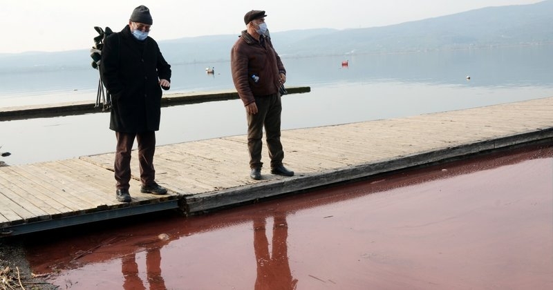 Sapanca Gölü kızardı
