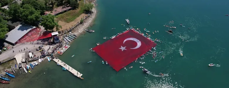 Sapanca Gölü'nde 100 dalgıç bin 923 metrekarelik Türk bayrağı açtı