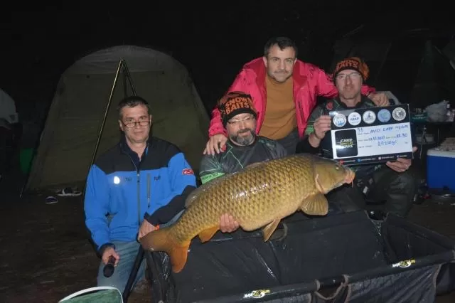 Sapanca Gölü'nde 20 kiloluk sazan yakaladılar