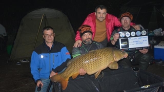 Sapanca Gölü'nde 20 kiloluk sazan yakaladılar