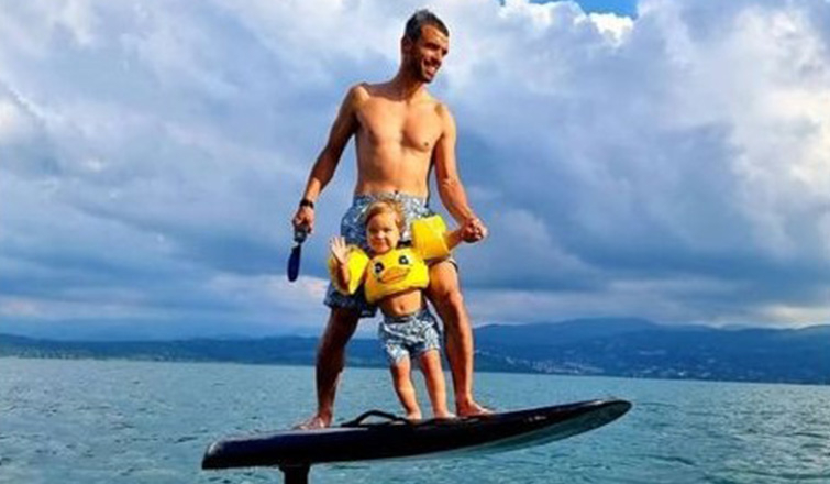 Sapanca Gölü'nde oğluyla birlikte fliteboard yaptı