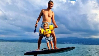 Sapanca Gölü'nde oğluyla birlikte fliteboard yaptı